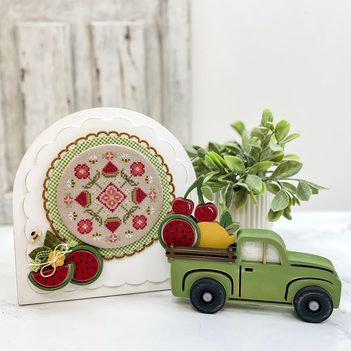 Arched Scallop Cross Stitch &amp; Embroidery Display-Pre Painted