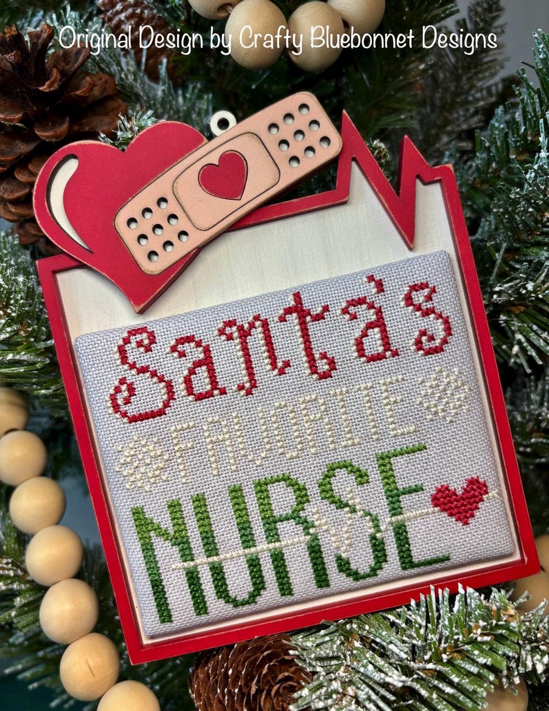 Decorative ornament with &#39;Santa&#39;s Favorite Nurse&#39; text on a Christmas tree 