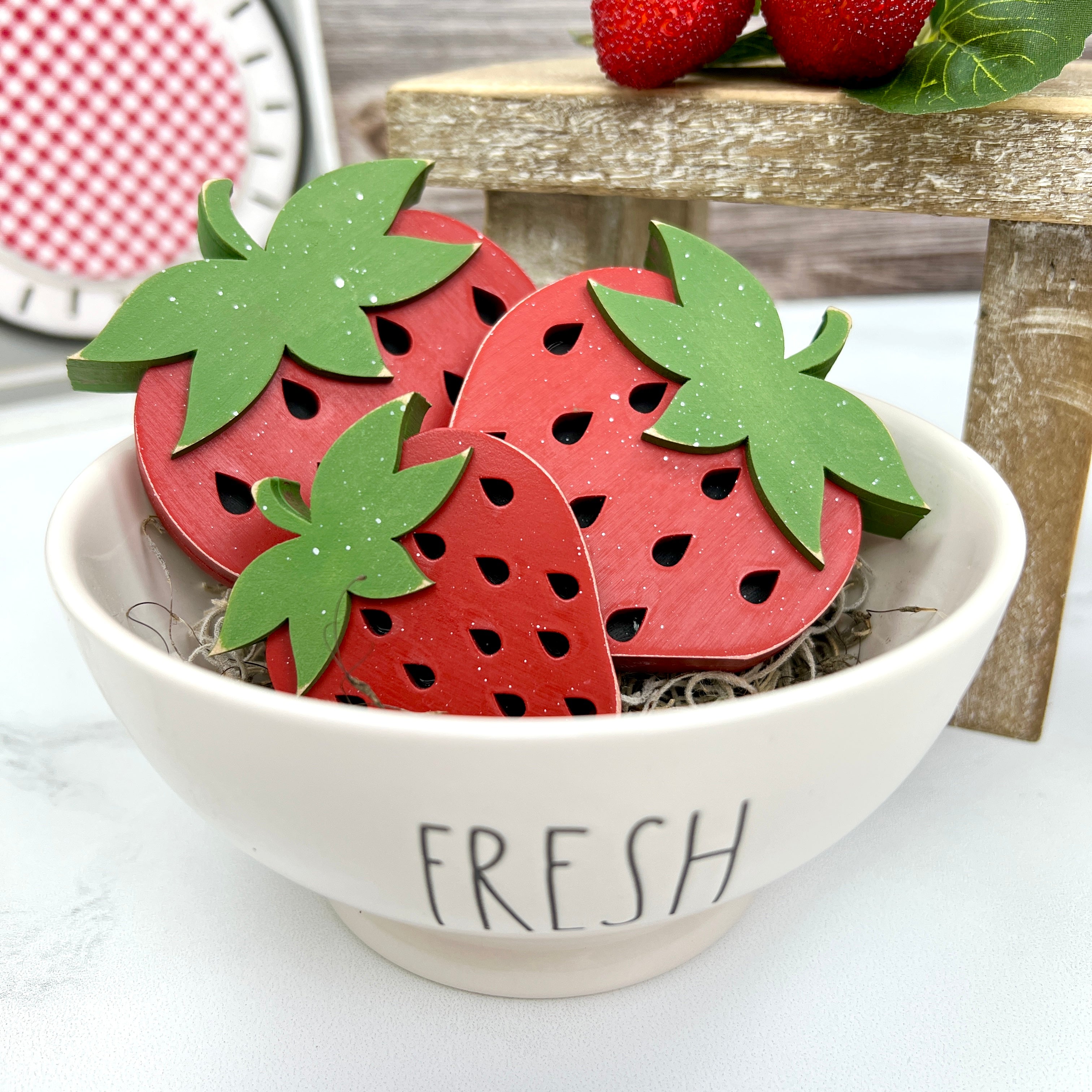 DIY Strawberry Farmhouse Decor + FREE Felt Strawberry Template - Party Ideas